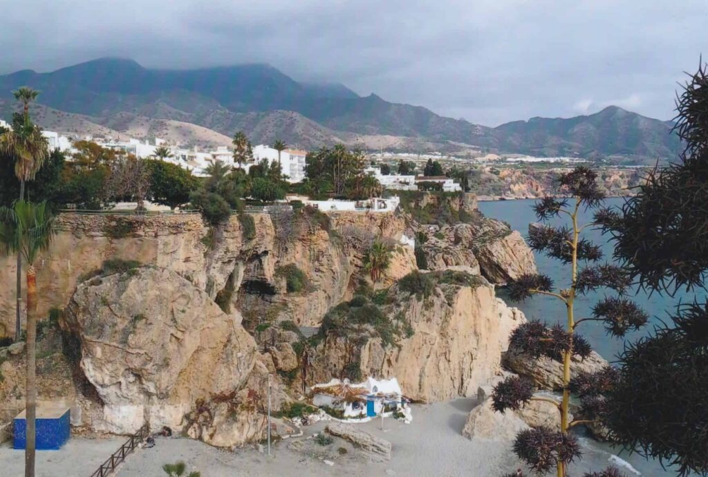 Nerja – Blick vom „Balcón de Europa“ auf die Cala Honda. Foto: Christel Lauterbach
